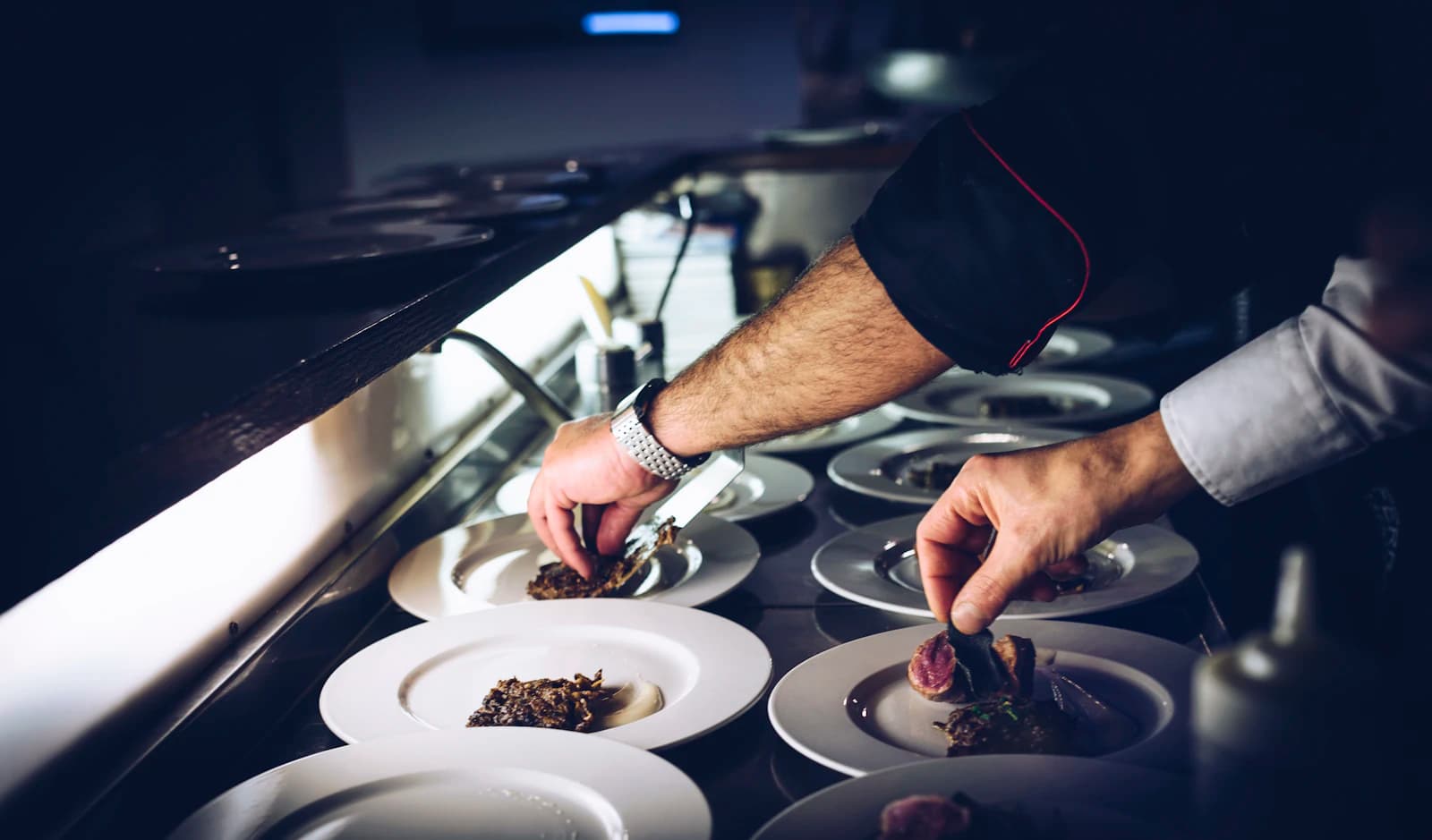 Dressage des assiettes pendant un service en cuisine